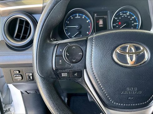 Used 2017 Toyota RAV4 LE FWD image 10