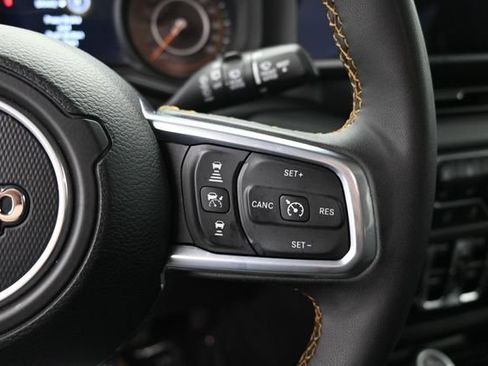 Used 2025 Jeep Wrangler Unlimited Sahara AWD/4WD image 19