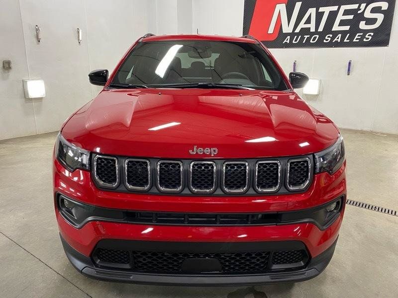 Used 2024 Jeep Compass Latitude AWD/4WD image 3