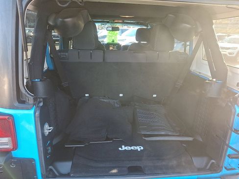 Used 2017 Jeep Wrangler Unlimited Sahara w/ Connectivity Group image 28