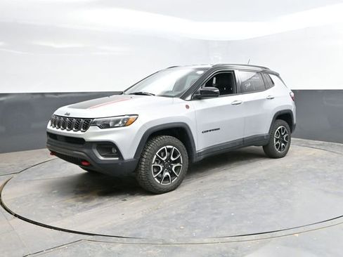 Used 2025 Jeep Compass Trailhawk AWD/4WD image 4