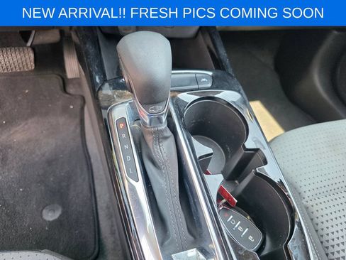Used 2025 Chevrolet Trax LT w/ LT Convenience Package FWD image 11