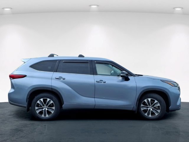 Used 2022 Toyota Highlander XLE AWD/4WD image 7