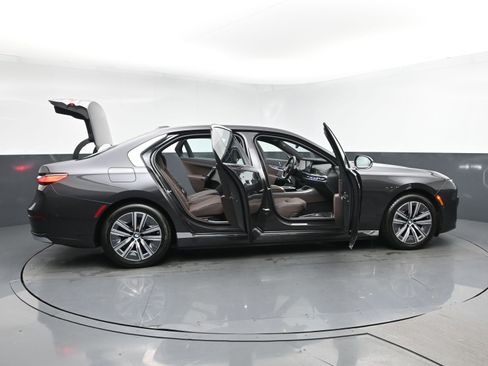 Used 2024 BMW i7 eDrive50 RWD image 26