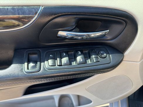 Used 2016 Chrysler Town & Country LX image 25