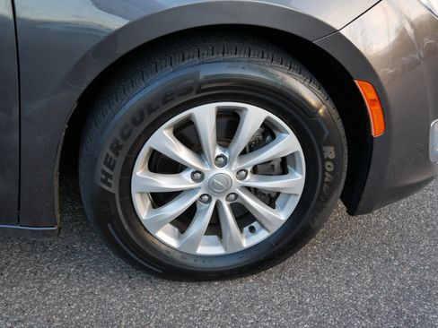 Used 2017 Chrysler Pacifica Touring-L image 16