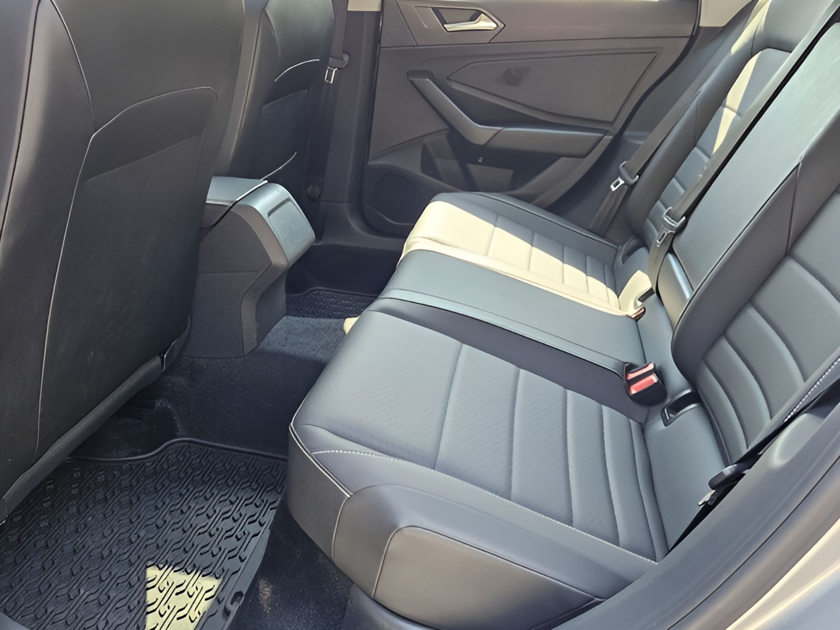 Used 2024 Volkswagen Jetta SE w/ Panoramic Sunroof Package FWD image 9