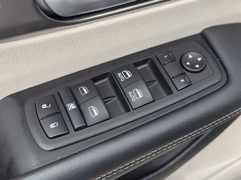 Used 2024 Chrysler Pacifica Touring-L FWD image 25