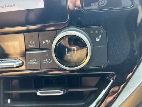 Used 2023 Toyota Highlander XLE FWD image 20