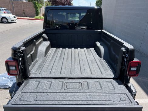 New 2025 Jeep Gladiator Sport image 25