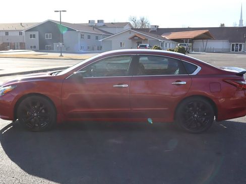 Used 2017 Nissan Altima 2.5 SR w/ Midnight Edition Package image 9