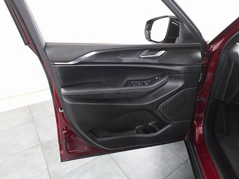 New 2025 Jeep Grand Cherokee Altitude image 7