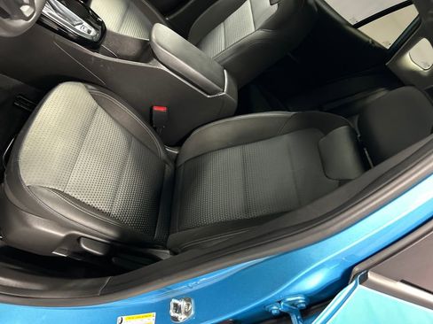 Used 2025 Chevrolet Trax LT w/ Sunroof Package FWD image 12