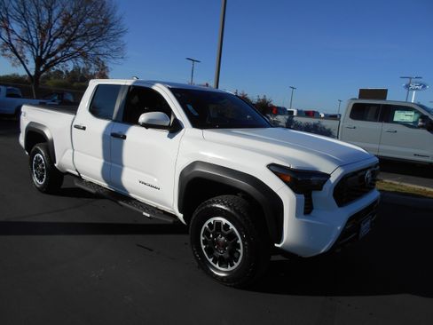 Used 2024 Toyota Tacoma Leather image 2