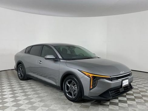 Used 2025 Kia K4 FWD image 3