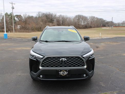 Used 2024 Toyota Corolla Cross XLE image 3