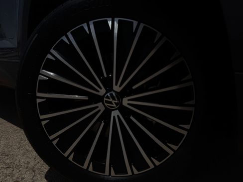 New 2025 Volkswagen Taos SE FWD image 11