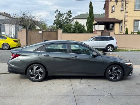 Used 2025 Hyundai Elantra SEL FWD image 4