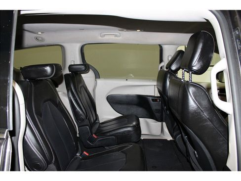 Used 2021 Chrysler Voyager Lxi image 22