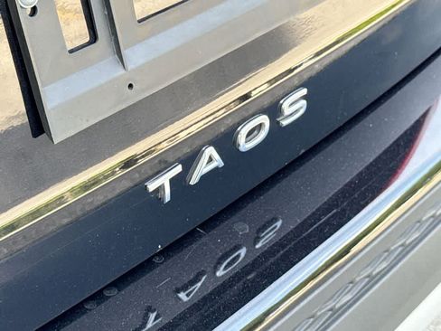 Certified 2024 Volkswagen Taos SE FWD image 10