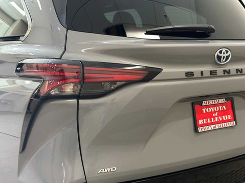 Used 2024 Toyota Sienna XSE AWD/4WD image 7