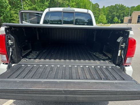 Used 2018 Toyota Tacoma SR w/ SR Convenience Package RWD image 13