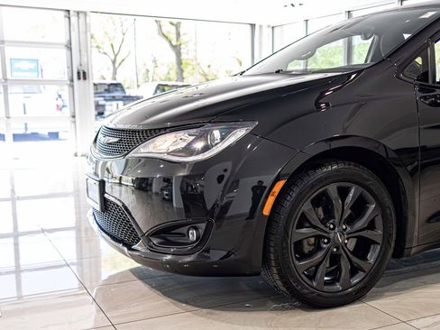 Used 2019 Chrysler Pacifica Touring Plus w/ S Appearance Package FWD image 4