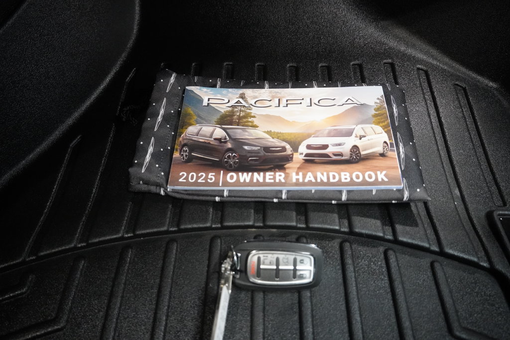 Used 2025 Chrysler Pacifica Pinnacle AWD/4WD image 26