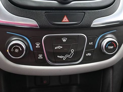 Used 2018 Chevrolet Equinox LS image 21