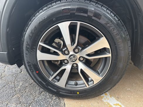 Used 2018 Toyota RAV4 XLE image 9