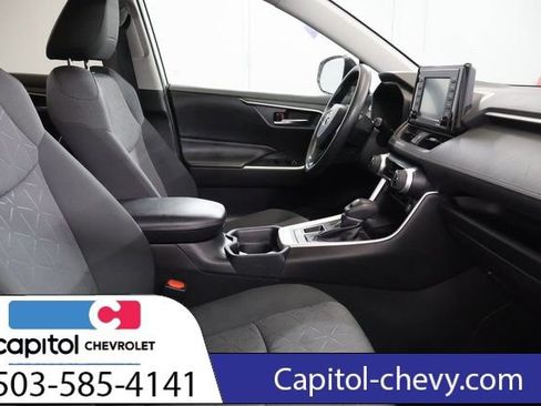 Used 2020 Toyota RAV4 XLE w/ Carpet Mat Package AWD/4WD image 27
