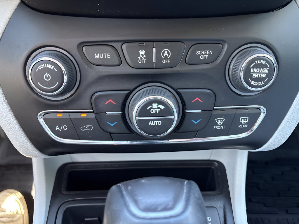Used 2019 Jeep Cherokee Limited w/ Technology Group FWD image 26