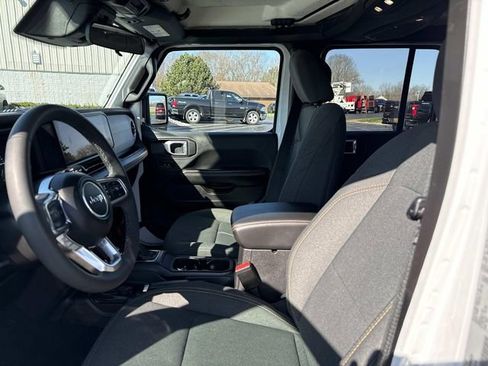 Used 2025 Jeep Wrangler Unlimited Sahara image 13