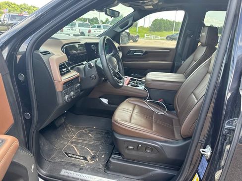 Used 2025 Chevrolet Tahoe High Country AWD/4WD image 10