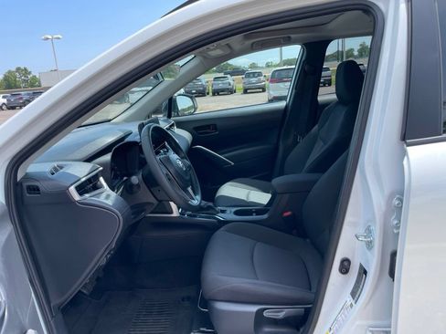 Used 2025 Toyota Corolla Cross LE w/ Moonroof Package FWD image 11