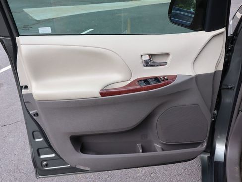 Used 2012 Toyota Sienna XLE image 25