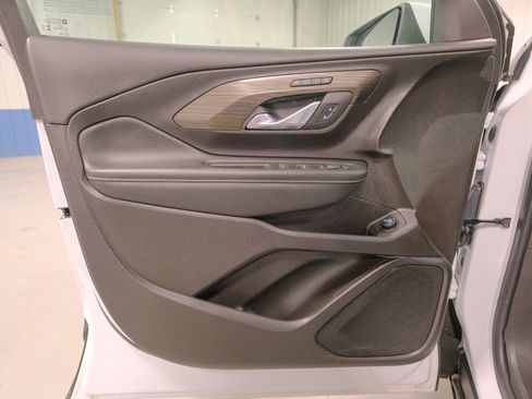Used 2024 GMC Terrain SLT image 25