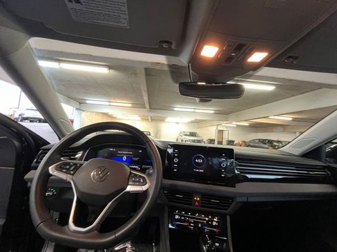 Used 2025 Volkswagen Jetta SE image 33