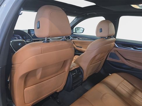 Used 2023 BMW 530e w/ Premium Package image 13