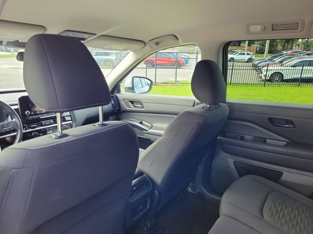 Used 2025 Nissan Pathfinder SV FWD image 12