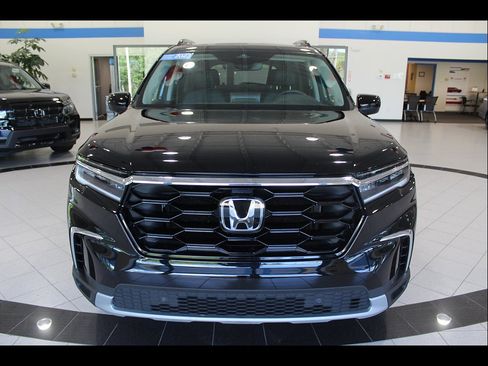 Certified 2023 Honda Pilot Touring image 2