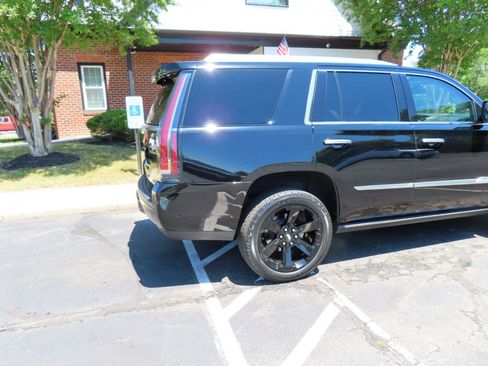Used 2018 Cadillac Escalade Premium Luxury RWD image 7