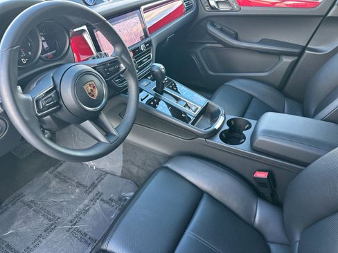 Used 2025 Porsche Macan image 4