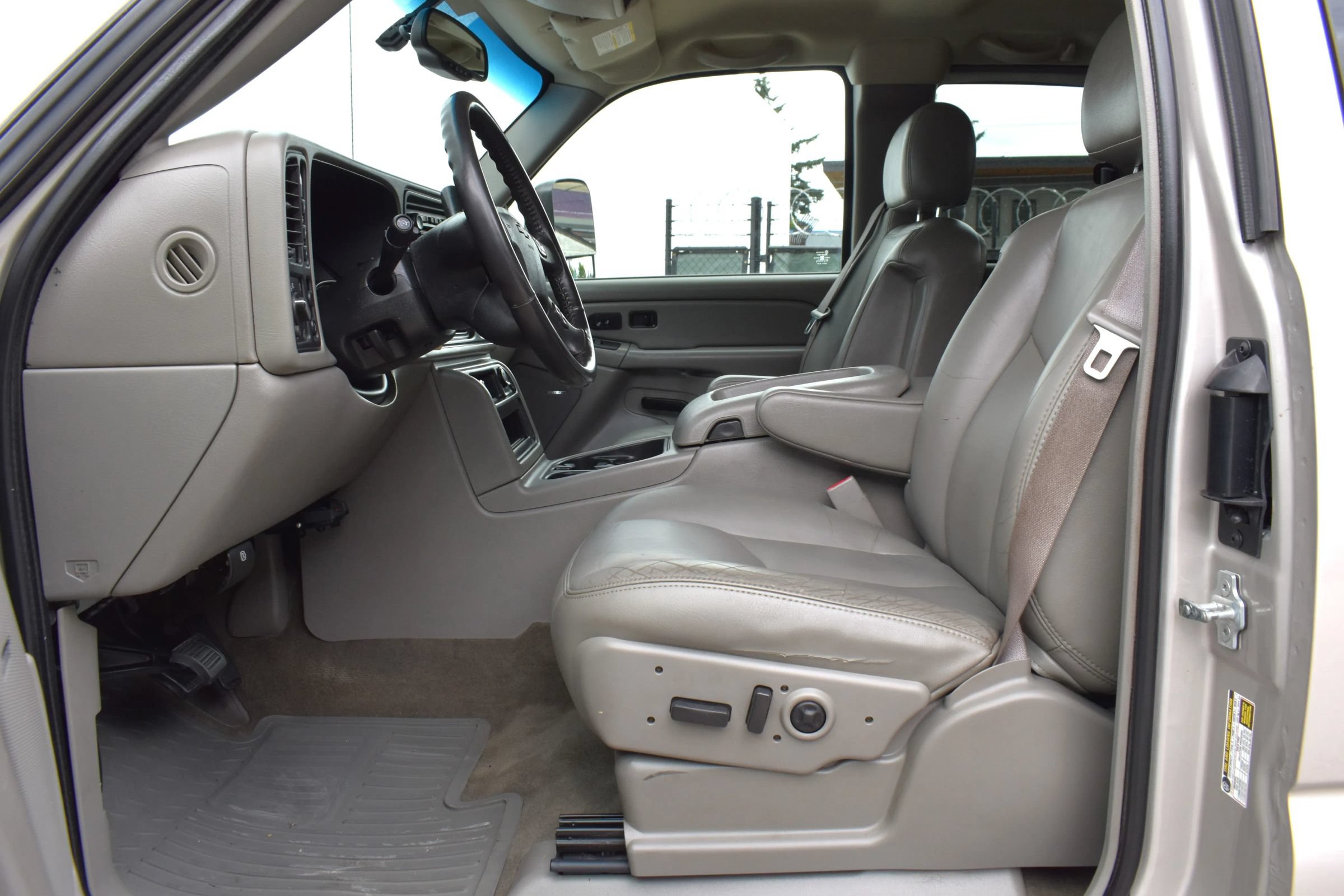 Used 2005 Chevrolet Silverado 2500 LT w/ Heavy-Duty Power Package AWD/4WD image 40