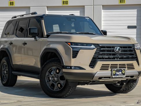 Used 2025 Lexus GX 550 w/ Accessory Package (CT) image 24