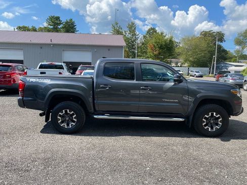Used 2018 Toyota Tacoma TRD Off-Road w/ Technology Package image 4