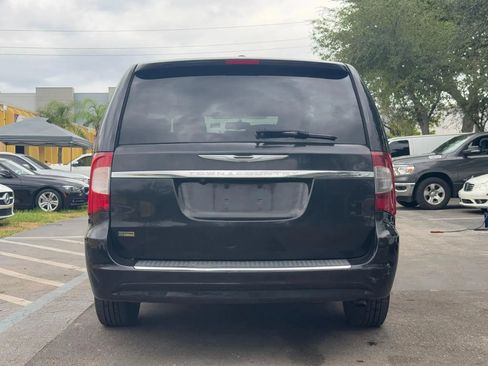Used 2014 Chrysler Town & Country Touring FWD image 11