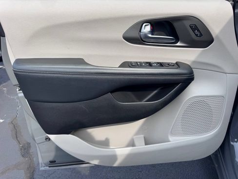 Used 2023 Chrysler Pacifica Touring-L FWD image 20