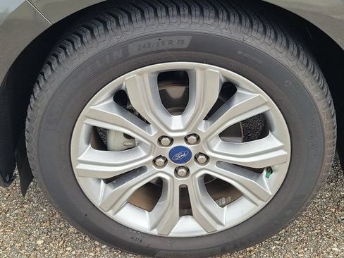 Used 2020 Ford Edge Titanium w/ Equipment Group 301A FWD image 10