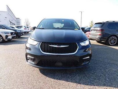 Used 2025 Chrysler Pacifica Select